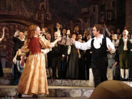 Nataliya Velychko as Lola and Oleksiy Danylchuk as Turiddu